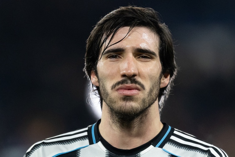 开云体育官网-记者：曼联想买左边卫 中场目标吉马良斯、托纳利不太会同时离队