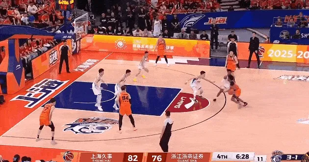 开云体育官网-张镇麟身后追防大帽布朗,古德温挑篮打成2+1再领先9分